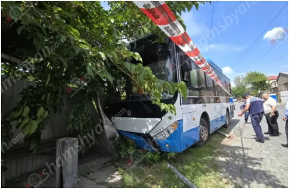 Թիվ 49 համարի ավտոբուսն ինքնաբերաբար առաջ է ընթացել, բախվել պարսպին, ապա կոտրել գազատար խողովակը